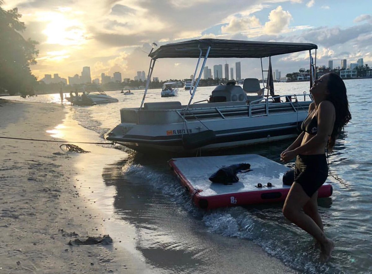 MiamiBeachFly's tweet photo. Sunset Vibes in Miami with @chloemalaise 🌇🌴 https://t.co/lAyjlfzMVC