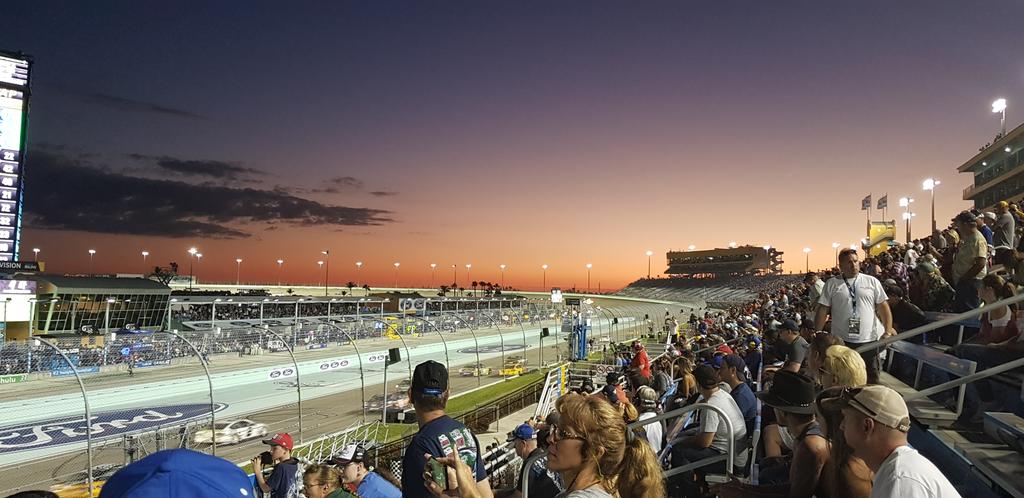 nina_rlopes's tweet photo. #tb esse dia... ❤ #nascar #speed #homesteadmiami #nascarchampionship2017 #usa #trip #collectingmoments https://t.co/A1v0bCYjqq