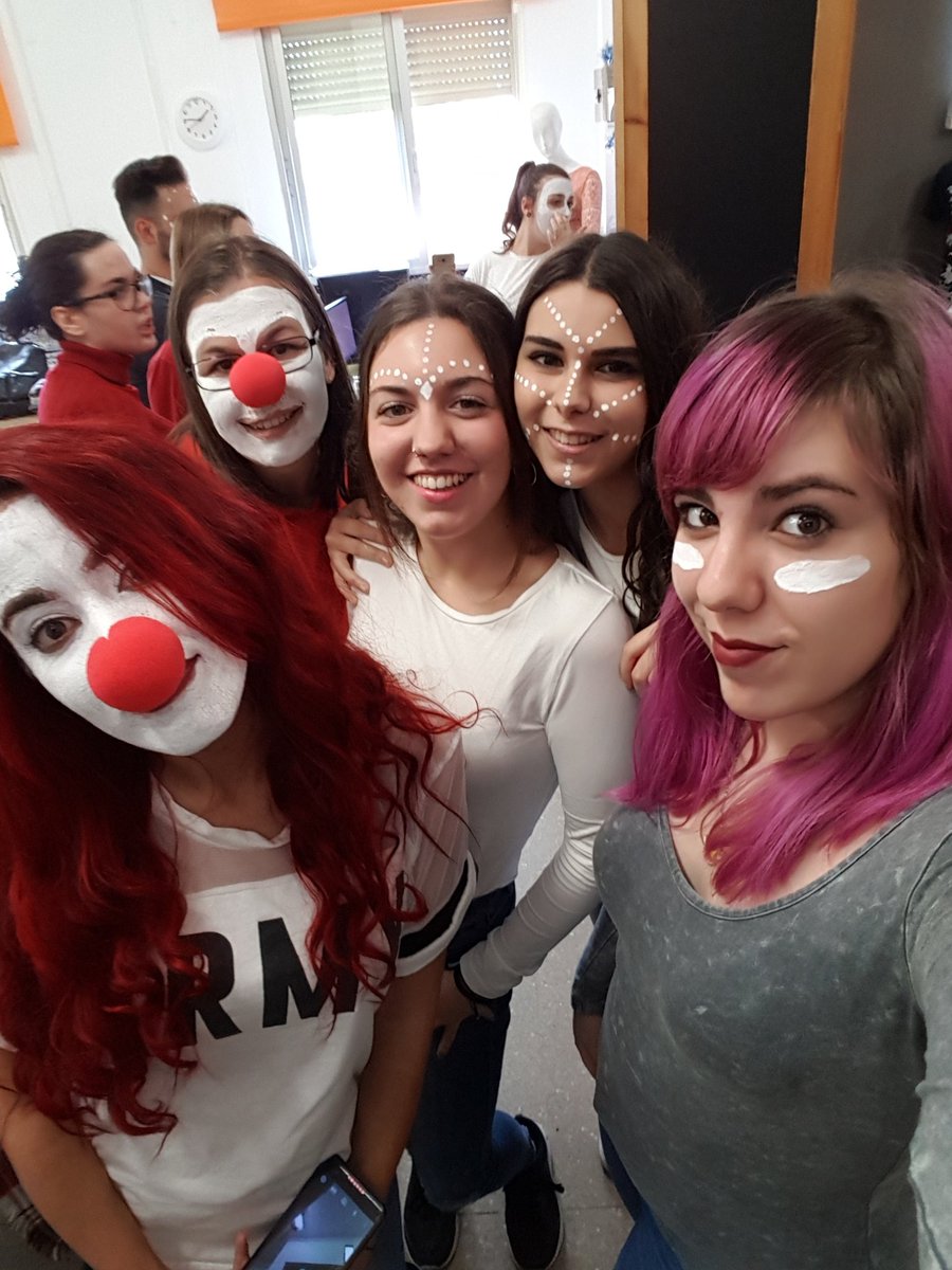 alba_comercio's tweet photo. Muy buena mañana la que echamos hoy mis compañeras y yo aprendiendo sobre las luces en el escaparatismo!! 📸💡🛍 @Gloria_ACOA @Naomi98comercio @laura_comercio @Cristi_comercio @FP_eel11  #FPCreaComercio #FP #Málaga #cd1718 https://t.co/l9ionWDjav