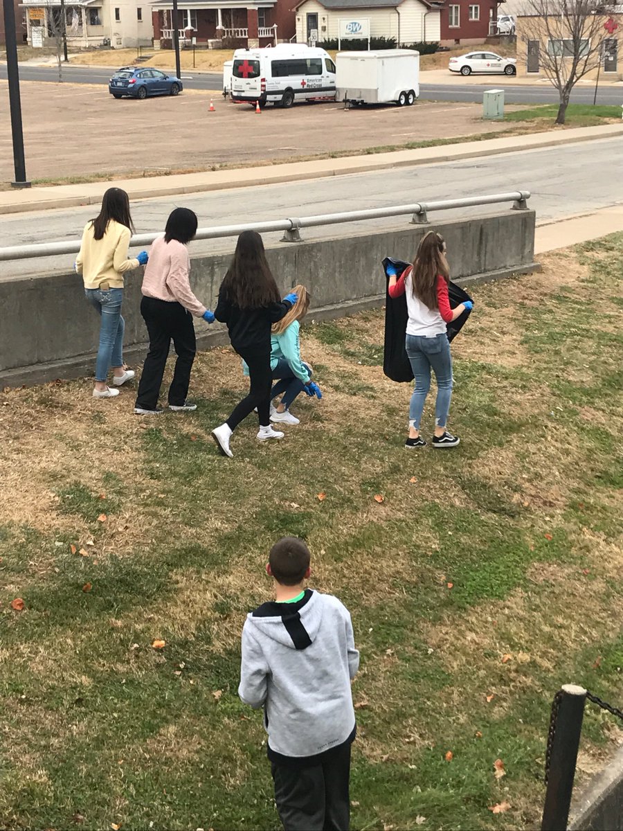 simonsen_stuco's tweet photo. Thanks to all the StuCo members who helped out our school this afternoon (and had fun while doing it.) Our trash pick-up day was a success! https://t.co/qpAMG4pLqC