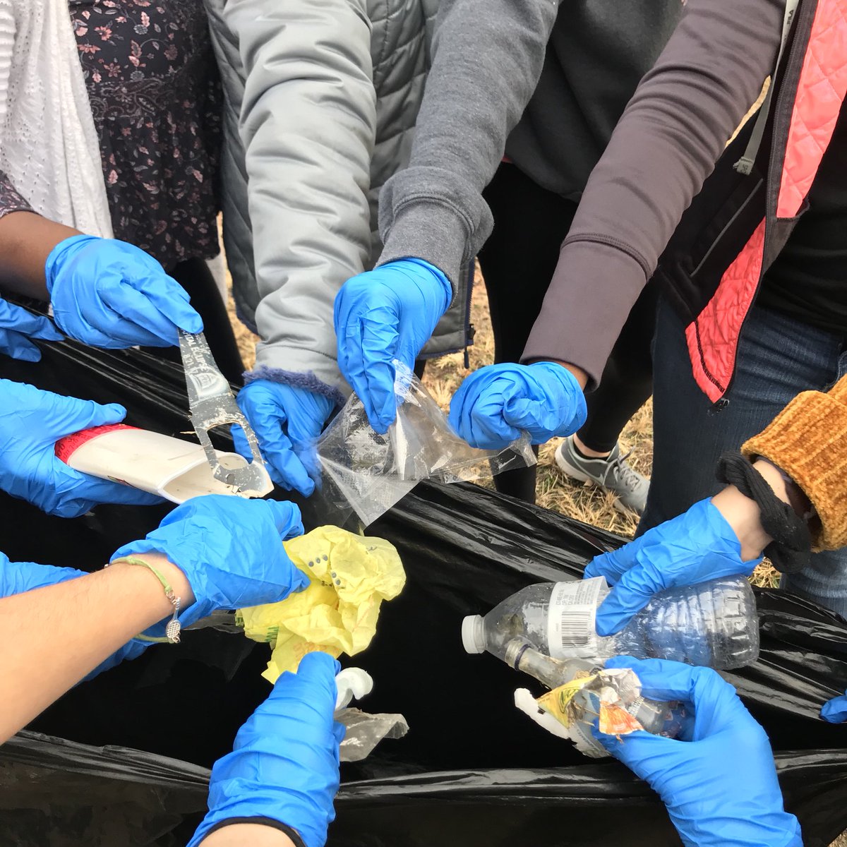 simonsen_stuco's tweet photo. Thanks to all the StuCo members who helped out our school this afternoon (and had fun while doing it.) Our trash pick-up day was a success! https://t.co/qpAMG4pLqC