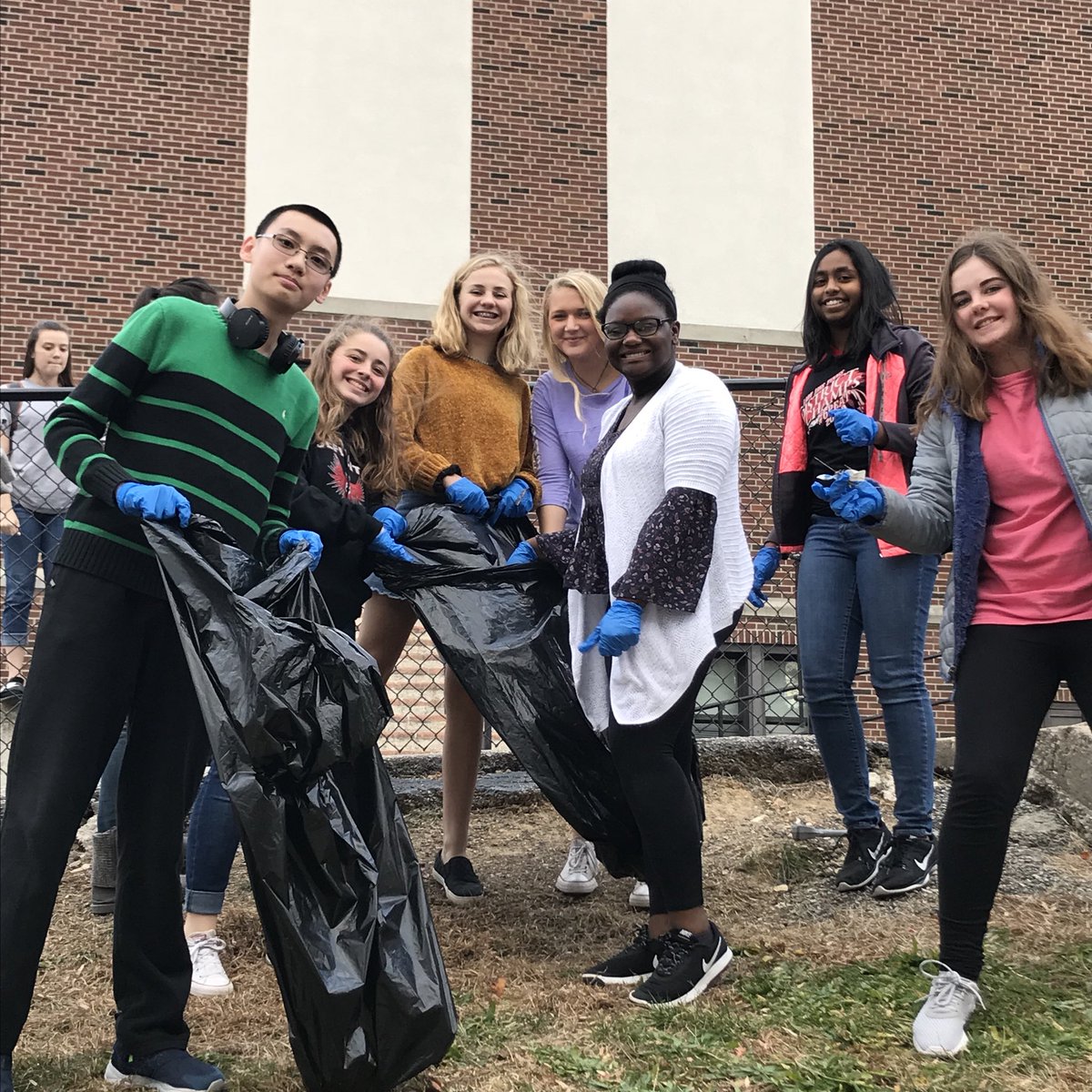 simonsen_stuco's tweet photo. Thanks to all the StuCo members who helped out our school this afternoon (and had fun while doing it.) Our trash pick-up day was a success! https://t.co/qpAMG4pLqC