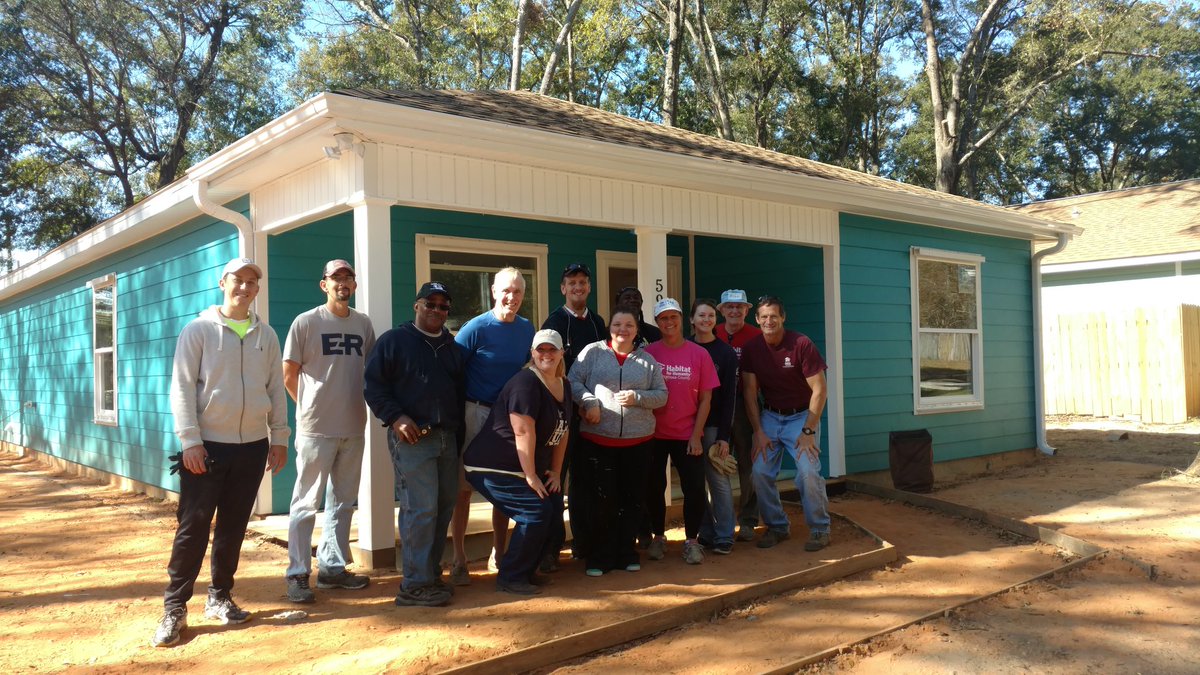 ERAUemerald's tweet photo. Great day to volunteer!! Eagles with Crestview area alumni network join forces with Habitat for Humanity! #Eagleshelp #GivingTuesday #GivingTuesday2017 @FWBChamber @CviewChamber https://t.co/Wad2gmSpsl