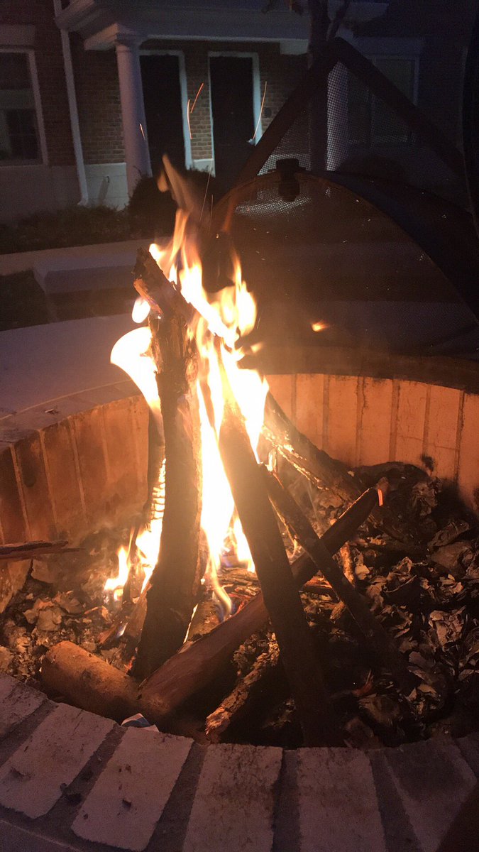CC_StudentLife's tweet image. The Fire is going and the s’mores are ready! Com hang out and listen to Lloyd tell stories!