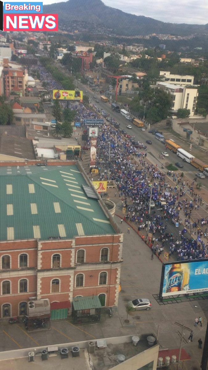 CalicheHonduras's tweet photo. Manifestantes del gobierno actual que apoyan la reelección, transportados en buses pagados por Gobierno.
#Tegucigalpa
#EleccionesHonduras #Elecciones2017 #Honduras #TSE #MissUniverso2017 #EleccionesHonduras2017 #voto2017 #EleccionesGenerales2017 @cnn @cnne @abcnews @ONU_es https://t.co/CkUlwBaKnG