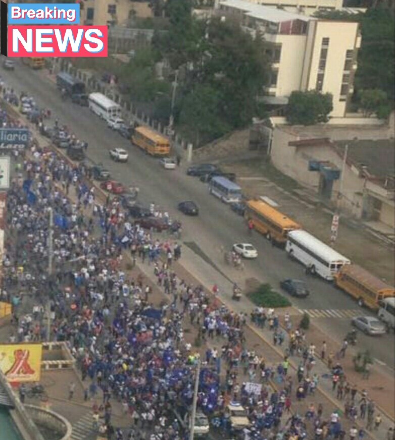 CalicheHonduras's tweet photo. Manifestantes del gobierno actual que apoyan la reelección, transportados en buses pagados por Gobierno.
#Tegucigalpa
#EleccionesHonduras #Elecciones2017 #Honduras #TSE #MissUniverso2017 #EleccionesHonduras2017 #voto2017 #EleccionesGenerales2017 @cnn @cnne @abcnews @ONU_es https://t.co/CkUlwBaKnG
