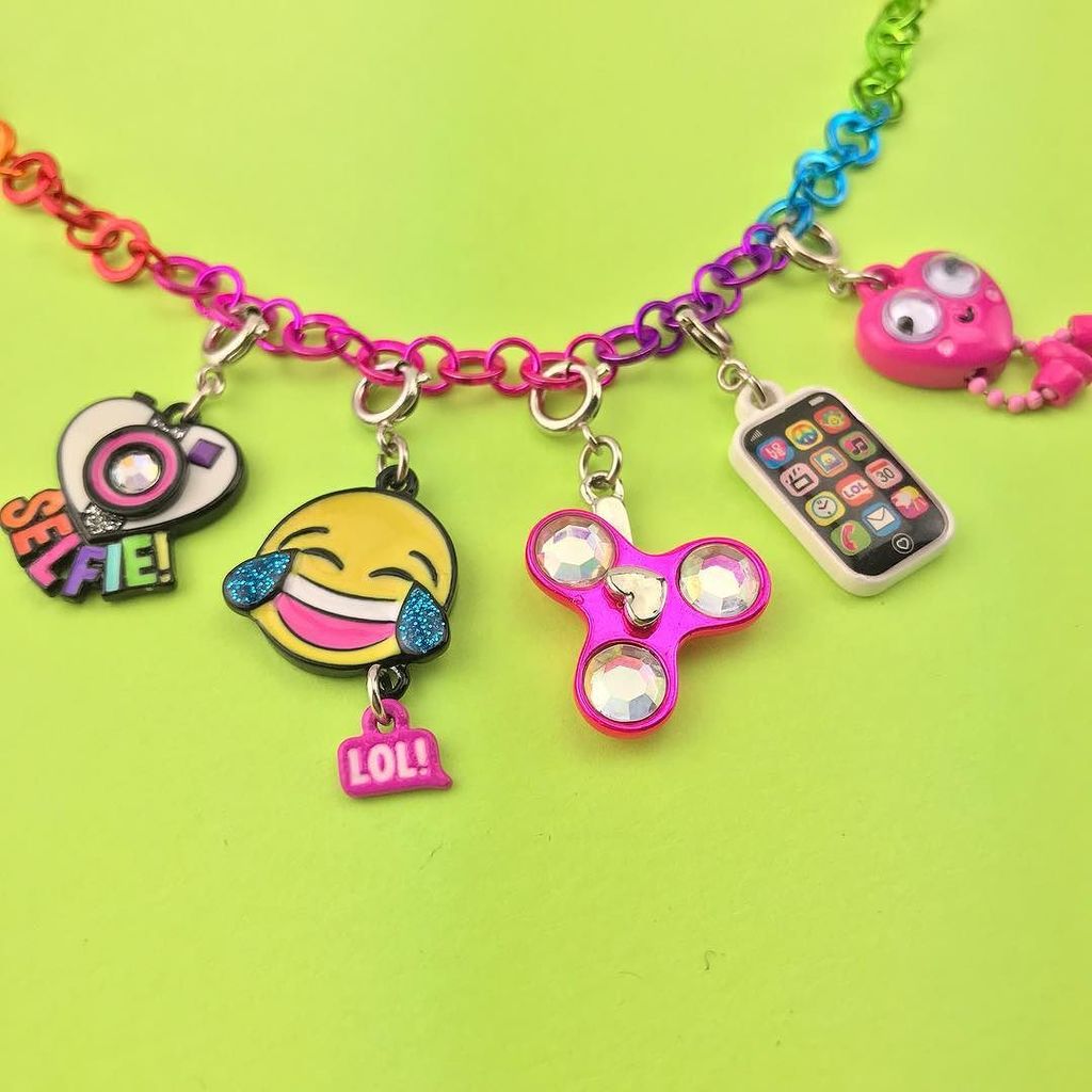 CHARM_IT's tweet photo. Fidget Spinner’s back in action! 😲💖👏 .
.
.
.
.
#charmit #charmbracelet #charms #instakids #instafashion #kidsfashion #jewelry #girlboss #girlsaccessories #stylishkids #kidstyle #instagramkids #fashionlovers #fidgetspinner #fidgetspinnerjewelry #fidge… https://t.co/actMnHTJsS https://t.co/W3RgesgmhN