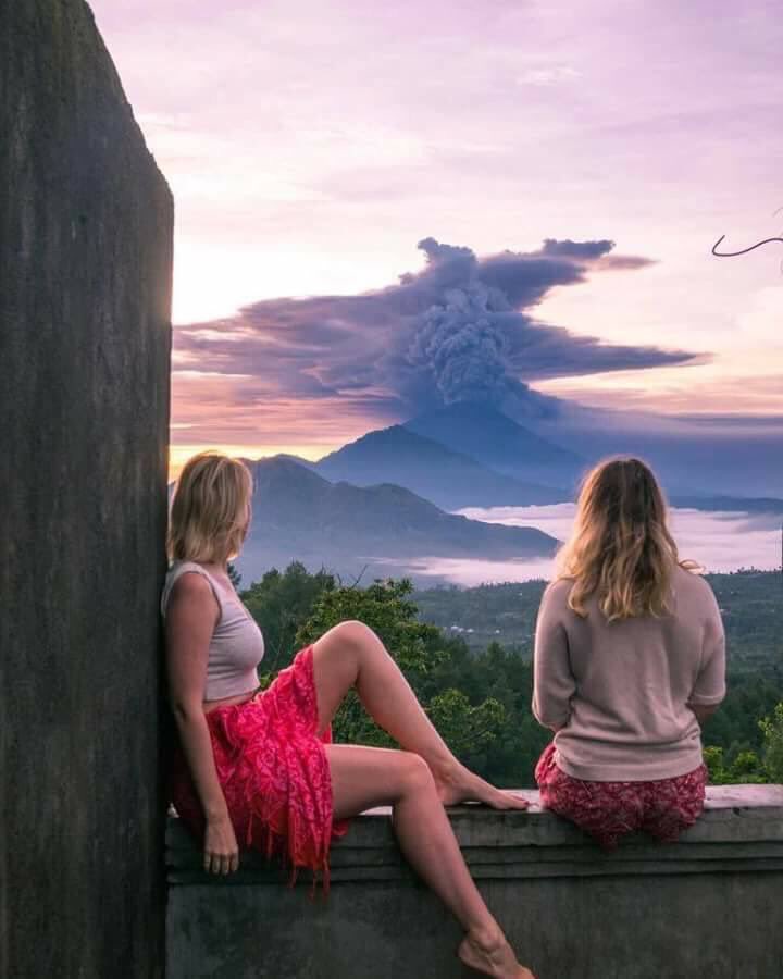 Sesungguhnya fenomena letusan gunungapi adalah langka. Tidak semua negara punya gunungapi. Indonesia punya 127 gunungapi aktif. Saat meletus dapat dinikmati wisatawan di tempat aman. Turis asing terpesona letusan G.Agung. Biarkanlah gunung bekerja, kita menyingkir dulu. #Bali