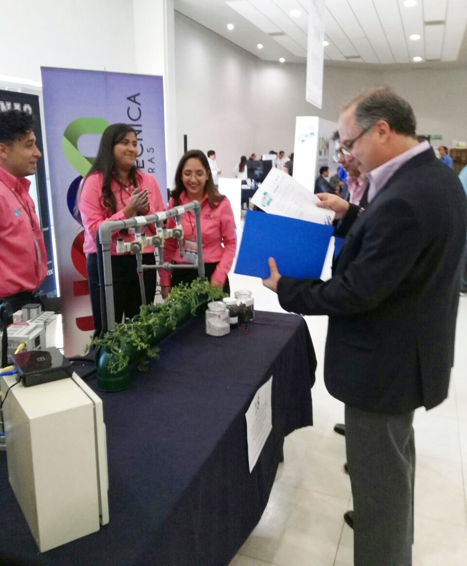 UPPiedrasNegras's tweet photo. Nuestros alumnos presentando su proyecto "Implementación de tecnologías para el control y monitoreo de sistemas hidropónicos empleados para cultivo y biorremediacion" en la categoría de emprendimiento tecnológico #SomosPotros #CONIES2017 #Ficroteo #NuestroOrgullo #Ecológico https://t.co/4dycdKTaCW