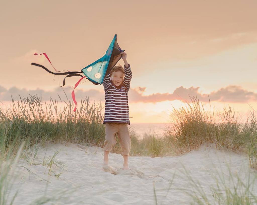 _viewfinders's tweet photo. “There is just something about watching my child flying a kite, that evokes a swell of emotion in me.” Rebecca Spencer (@underfadedskies) is our guest blogger today! Come read! #viewfindersio #letsflyakite https://t.co/f8sArDbd2O https://t.co/bxtha9C0mm