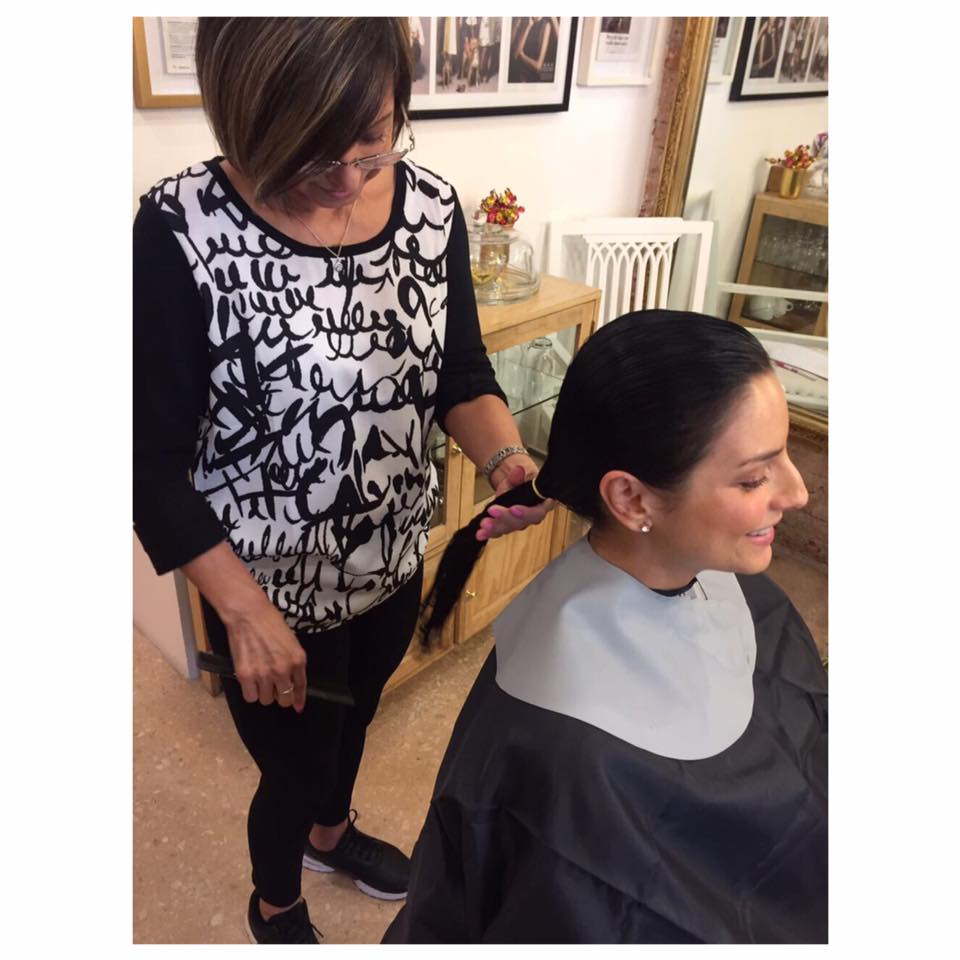 GloriaTorresMX's tweet photo. @AiSlinn_Derbez nos enseña los siguientes pasos para saber cómo preparar tu pelo para donarlo 💇‍♀ 
Paso 3: Cepillarlo para desenredarlo.
Paso 4: Anudarlo o trenzarlo. Sujetarlo con ligas en la punta y a la altura donde se cortará.
Más info: https://t.co/gELLix2OOW
#GloriaOnHair https://t.co/MECWVrlkGT