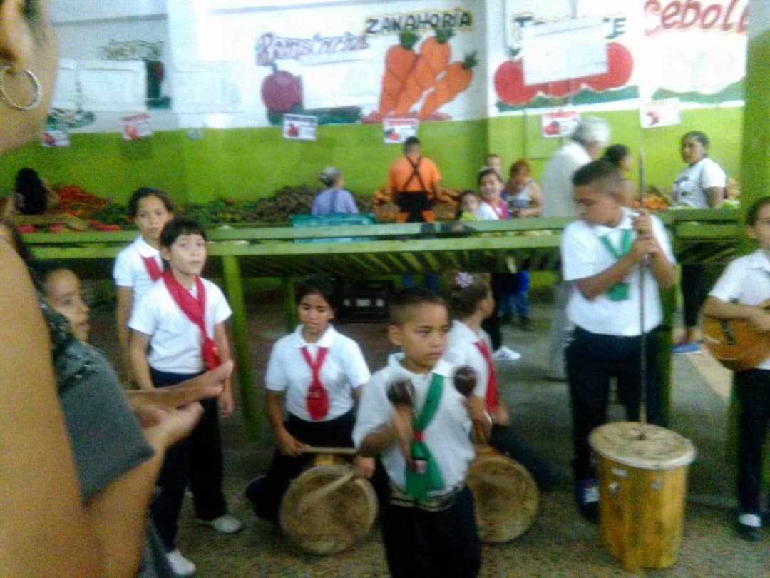#ROSCIO estudiantes de EBE Amalia De Lara con la alegría de nuestras navidades llevando sus aguinaldos a los comercios de la avenida Bolívar y sus adyacencias #GUARICO
