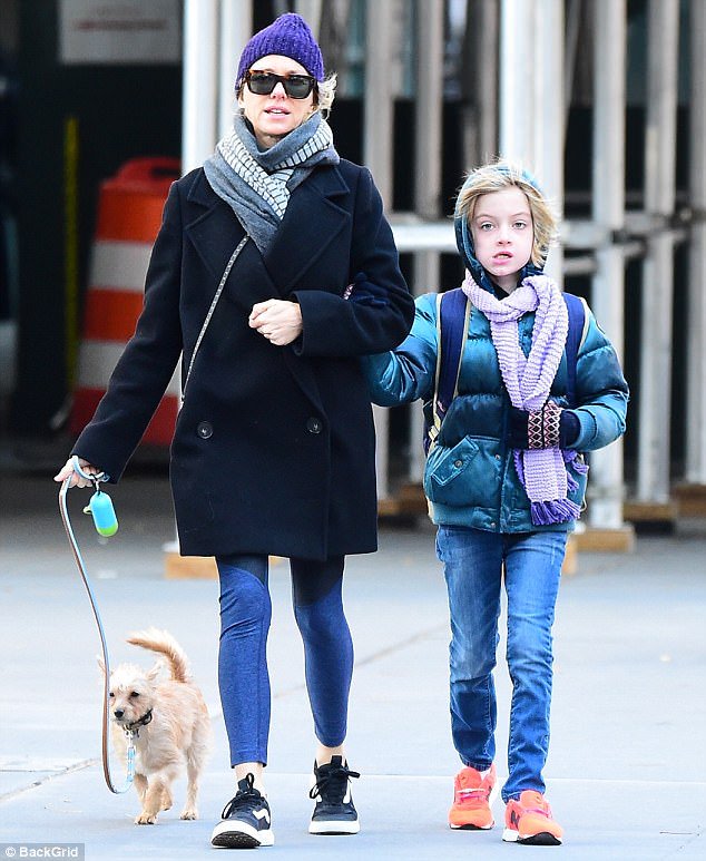 BritTVChannels's tweet photo. Naomi Watts bundles up in a cozy coat and knitted hat - https://t.co/4ybgIvMsrr https://t.co/SR244j3joL