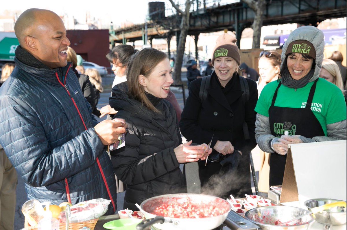 RobinHoodNYC's tweet photo. Today, @iamwesmoore joined @ChelseaClinton at #RHFunded @CityHarvest's Mobile Market in the South Bronx. City Harvest provides #NYC's 1,000 soup kitchens &amp; food pantries with #food that has been rescued from local retailers. https://t.co/DWYPl2JssJ