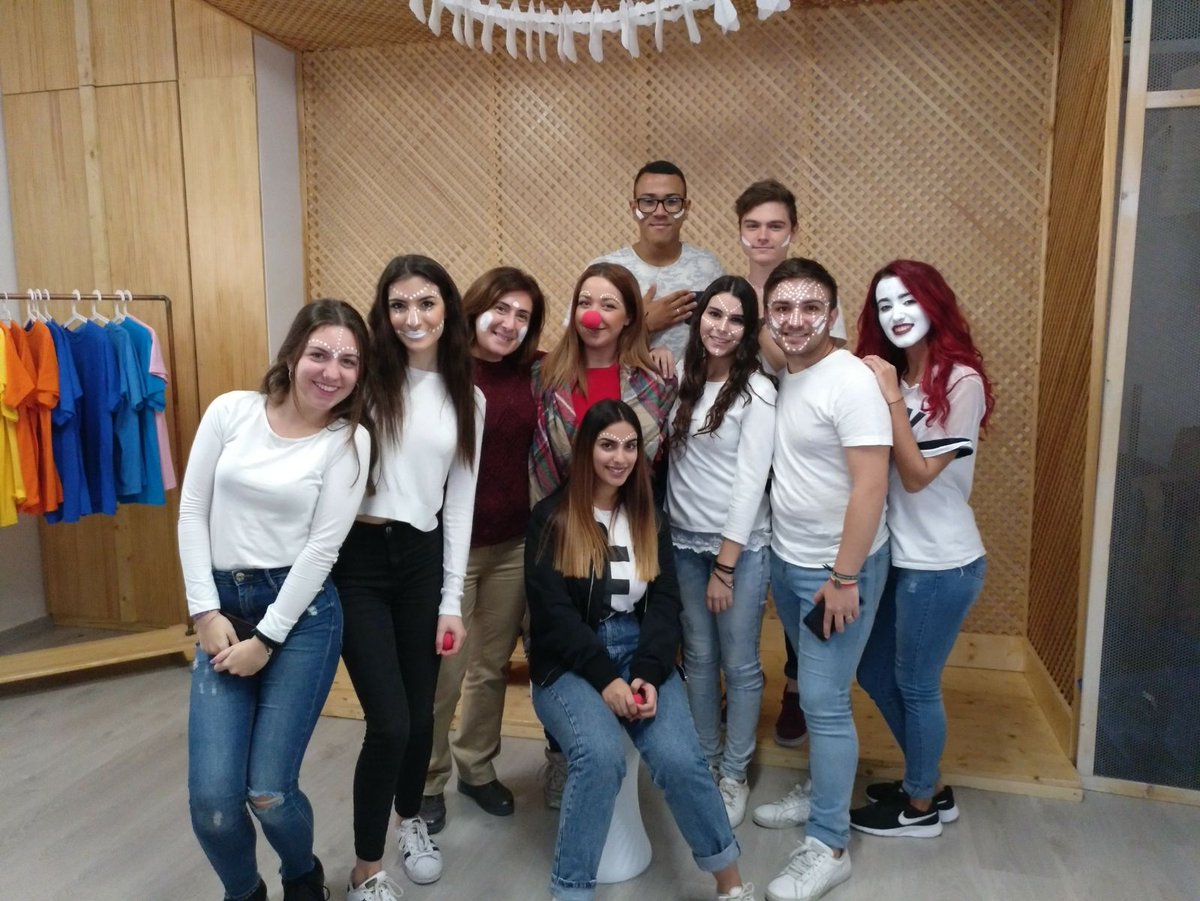 yiwinax's tweet photo. Buen día pintandonos las caras de maniquí con mis compañeros👸🎨🚹💟
💞¡Ojalá todos los días fueran así!💞
#Fotografía📷 #Escaparatismo
#FPYoAporto🙌 #FPCreaComercio✌
❤❤❤❤❤❤❤❤❤❤❤❤❤❤ https://t.co/qm7u6fh1Xy