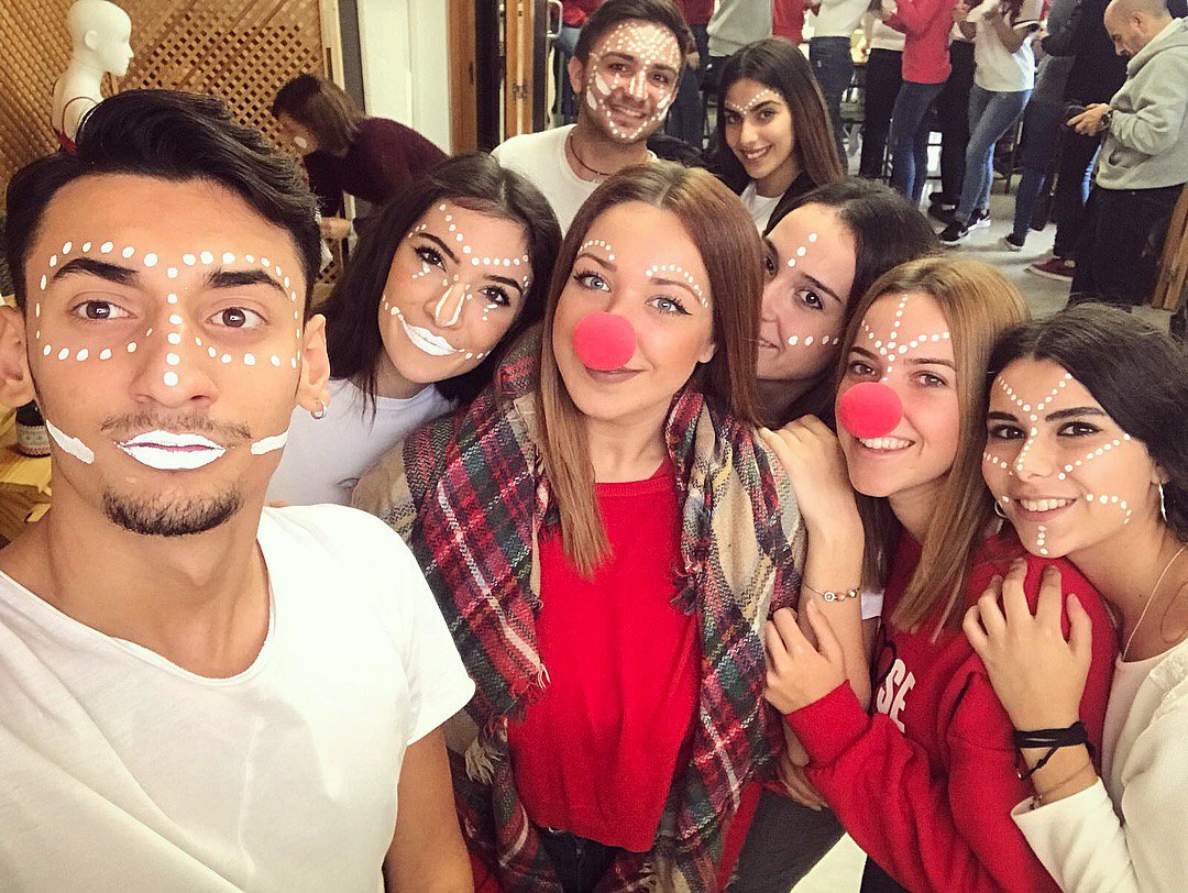 yiwinax's tweet photo. Buen día pintandonos las caras de maniquí con mis compañeros👸🎨🚹💟
💞¡Ojalá todos los días fueran así!💞
#Fotografía📷 #Escaparatismo
#FPYoAporto🙌 #FPCreaComercio✌
❤❤❤❤❤❤❤❤❤❤❤❤❤❤ https://t.co/qm7u6fh1Xy
