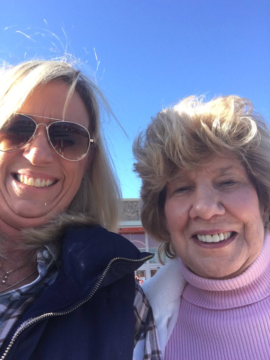 SharonBanks1978's tweet photo. Next time I run into Nanny Faye I think we might go gamble &amp; drink margaritas🍹  @toddchrisley @JulieChrisley @_ItsSavannah_  @ChrisleyChase https://t.co/x0qUHOuEgI
