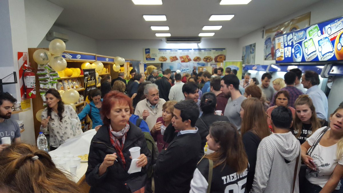 Local de luz azul. Ahora ! Corrientes 5556. a todo queso.