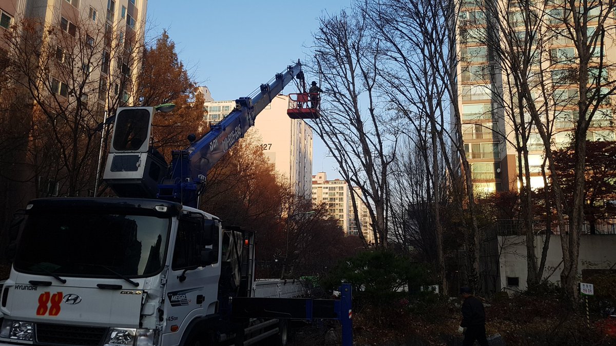 [수내2동 녹지시설 관리]

이른 아침부터 수내2동 녹지시설 유지관리 목적으로 수목 전정작업을 진행하고 있습니다.

쾌적한 청사와 수목 생장 환경을 조성하기 위하여 진행되는 공사이니 주민센터 이용에 다소 불편이 있더라도 양해 부탁 드립니다.

#성남시 #수내2동