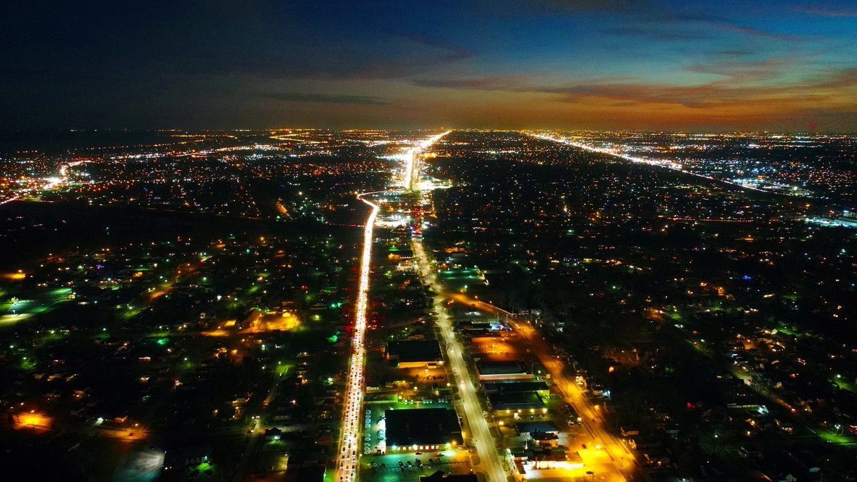 kevinhustek's tweet photo. Macomb bound evening traffic
.
.
#rushhour #traffic #fromabove #makemacombyourhome #puremichigan #drone #dji #djiphantom #djiphantom4 #djiphantom4pro #phantom #phantom4 #phantom4pro #dronephotography #digitalpilot https://t.co/Sw9m2cri9g