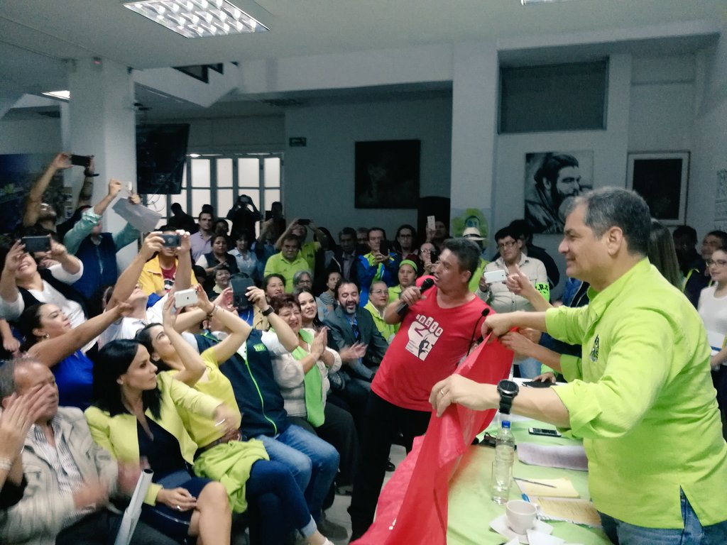 GabrielaEsPais's tweet photo. Así recibe el pueblo de Quito a @MashiRafael con coherencia, convicción, lealtad, firmeza y sin miedos. Vivimos  #ElRenacerDelOptimismo https://t.co/e2u6vdZlQZ