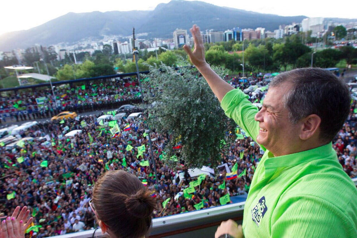 EcTupak's tweet photo. Ese momento incómodo cuando @GustavoBarojaN Le pide pañales a @Lenin 😂😂😂 https://t.co/pvUVq81Uuh