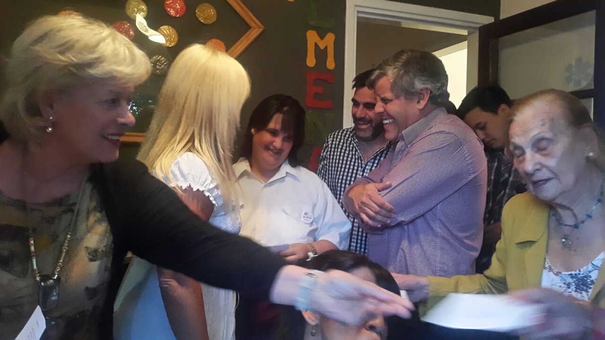 BritosFabio's tweet photo. En La Colmena (LA Plata) llenándome de amor y compartiendo un te literario y canciones. Gracias chicos por tanto abrazo cariñoso, por tantos mimos al alma. @Matiasdeu @pablocoloperez https://t.co/VuaUDTAirH
