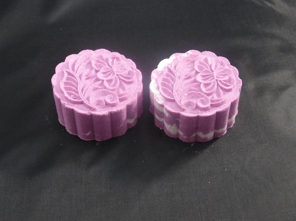 butterfliessoap's tweet photo. Bath Bomb Epsom.Salt.Moon Cake Lilac, Aromatherapy Spa Foaming Ba… https://t.co/HJvtUkUyxG #etsyfavorites #BathBalls https://t.co/feZ8HqxP7a