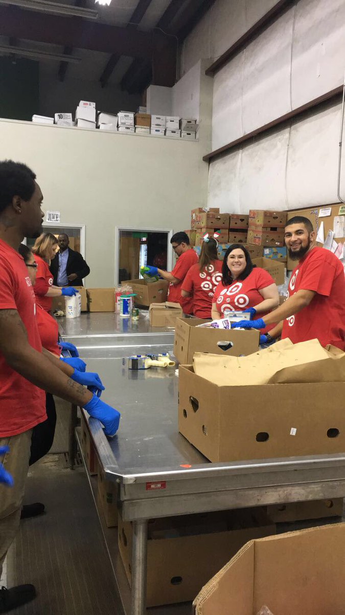 HappyPhantom13's tweet photo. Target Team Members having fun  giving back on #GivingTuesday! Thank you @SecondHarvestFB for letting us help others! @JVofNC @atrain123123 @morganwbrown1 https://t.co/QxfGMfn3vI