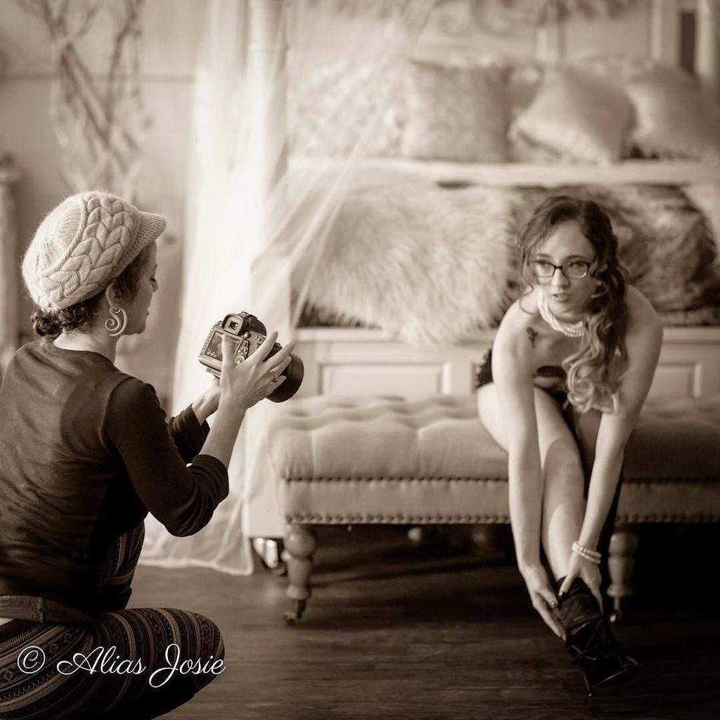 AliasJosie's tweet photo. Part2 of this set is coming soon #staytuned #ilovefilming #behindthescenes.
:
.
.
.
#backstage #oldhollywoodglam #dressingroom #dressingroompic #photoshootprep
#boudoirvideographer #boudoirvideography #boudoirvideo #clientboudoirvideo #boudoirmovie #m… https://t.co/8MCYX7BO2U https://t.co/4Qh6LO9uce