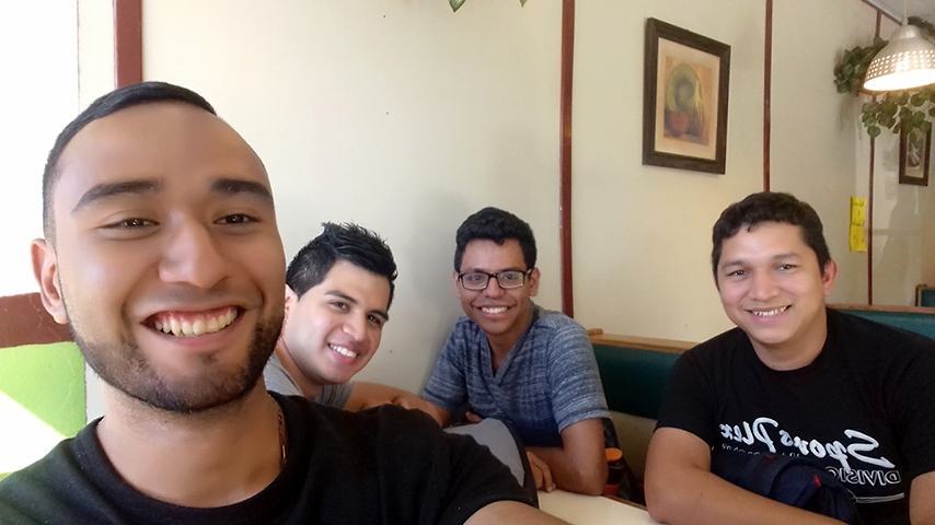 Enrq_Arevalo's tweet photo. Alto vacil con los compis 😎 https://t.co/ROUPuuOna0