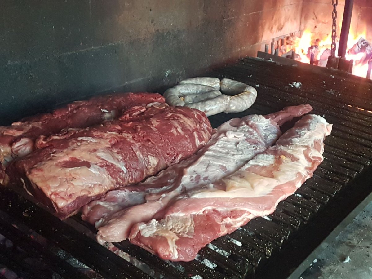 mariansommelier's tweet photo. Probando cosas ricas del turco @KarimMussi con todo el plantel de @iviniarg y un gran asado... 
#VinoArgentino #Vino #Wine https://t.co/agmcCvjLPA
