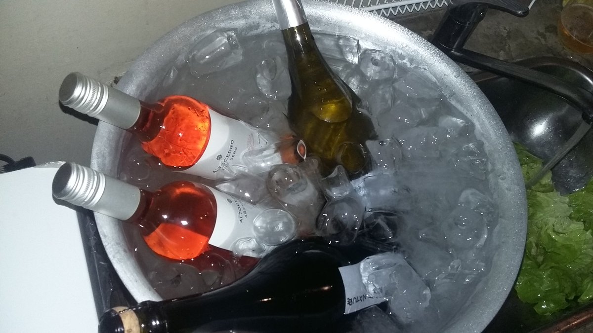 mariansommelier's tweet photo. Probando cosas ricas del turco @KarimMussi con todo el plantel de @iviniarg y un gran asado... 
#VinoArgentino #Vino #Wine https://t.co/agmcCvjLPA