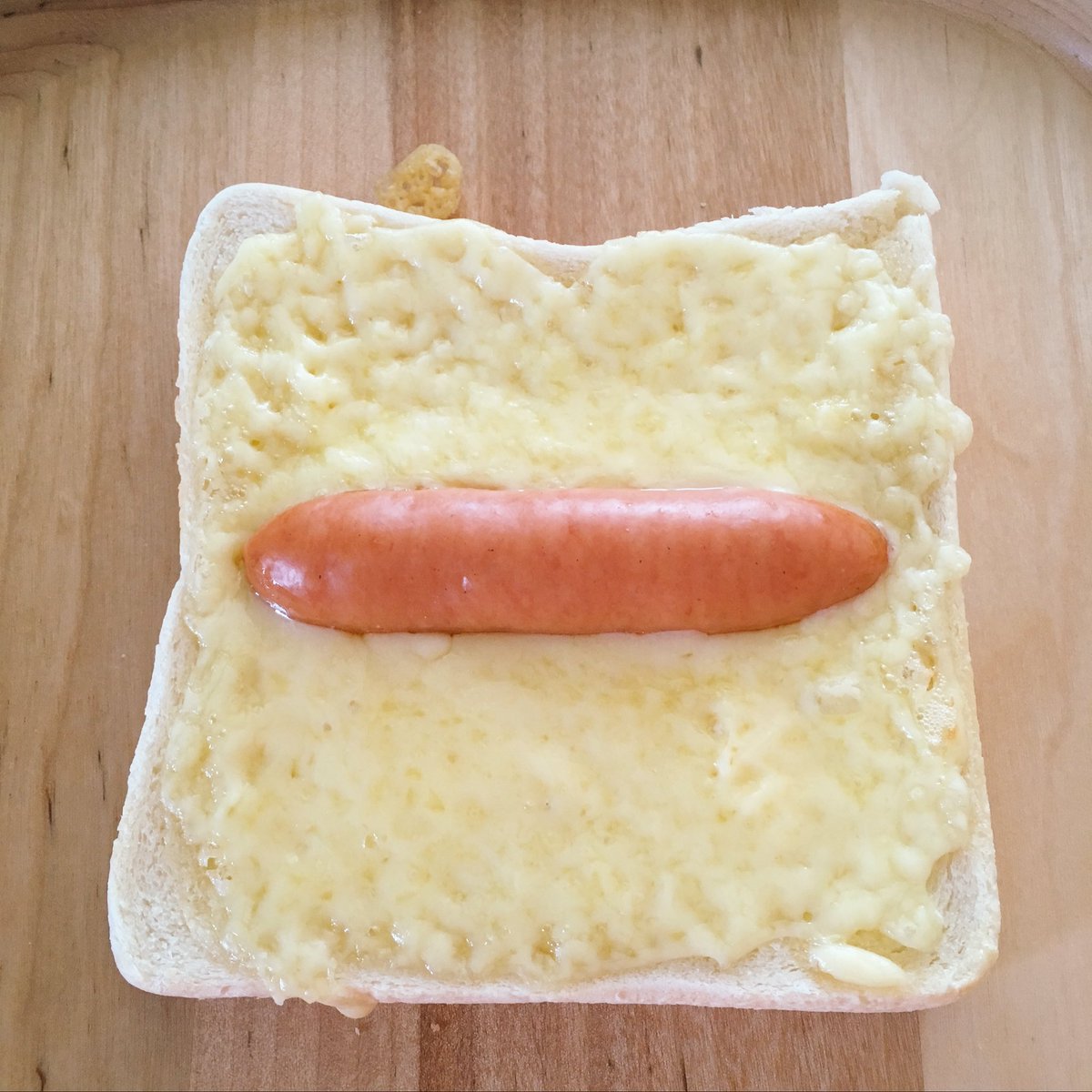 チーズトーストは 焼いたら即折りたたむ とチーズが膨らんでアーーーー見てめっちゃ伸びるーーー Togetter