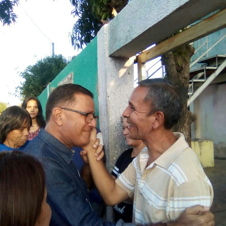 jcfernandezm's tweet photo. Caminata en la Parroquia Olegario Villalobos, un recorrido donde los vecinos manifestaron sus necesidades. Además, compartí con ellos mis proyectos #EnDefensaDeMaracaibo https://t.co/UMyi8i42y8