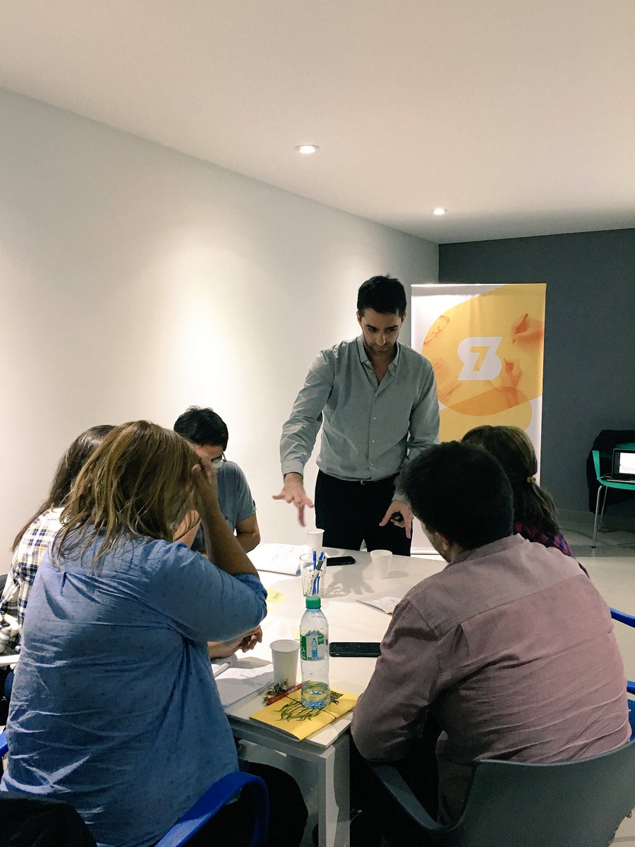 shiftsevenco's tweet photo. Mapeando servicios en el taller de Customer Experience con @frankpellegrini #shiftseven #ux #cx https://t.co/oLhS4YofmE