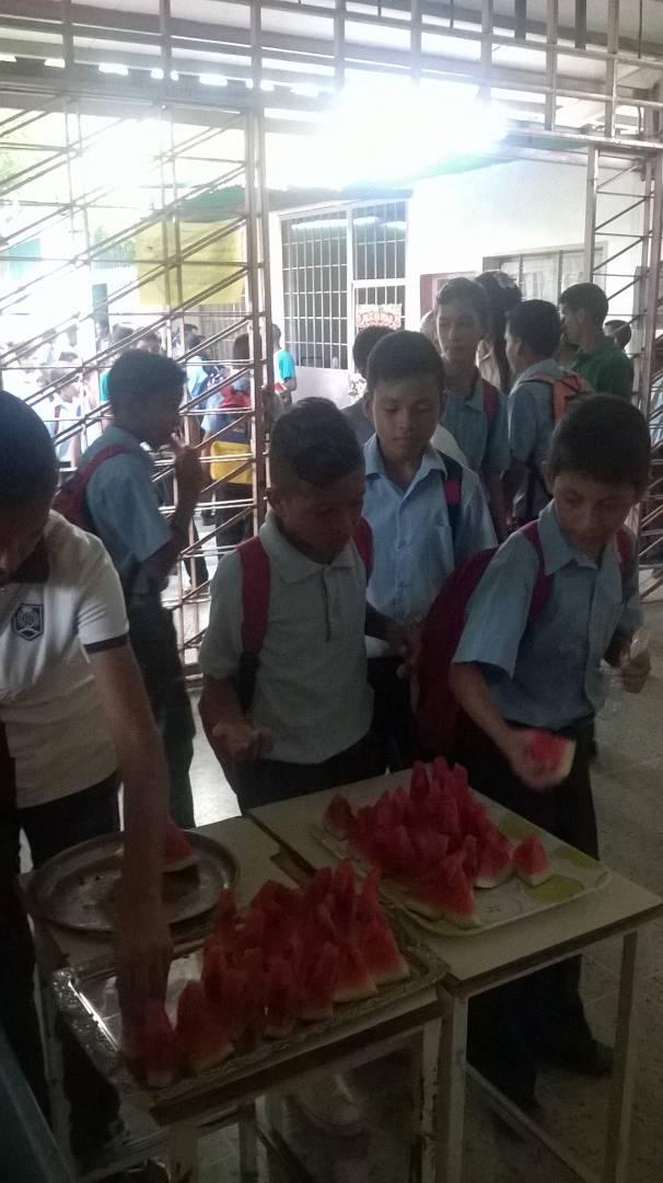 #ZARAZA Unidad Educativo de Talento Deportivo Zaraza, recibiendo el Programa de Alimentación Escolar en su primera Fase. Para todos los estudiantes recibiendo su primer alimento. Vamos consolidando la Revolución Educativa en #GUARICO