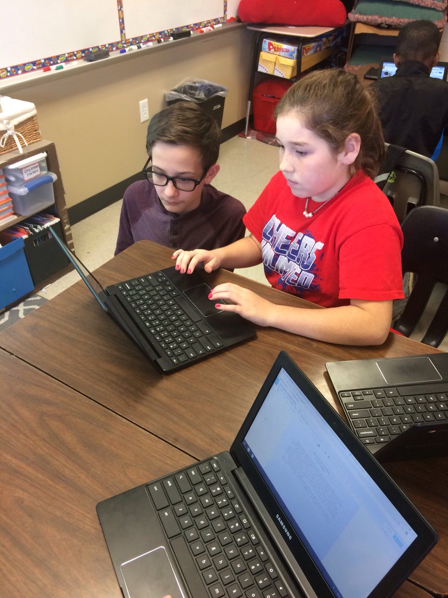 evagriffin10's tweet photo. True "student" teachers. Learning from each other- that's the way we do it! #ColtPride #5thGrFun @RivercrestSD https://t.co/uN1SDP7SEn
