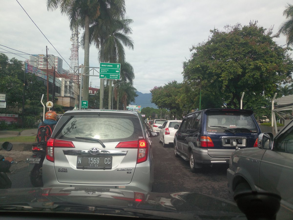 sam_satrio's tweet photo. @e100ss Stopan Dieng Plaza - Malang, dari Kawi ke Unmer. Antara Merah dan Hijaunya tidak seimbang, perlu di atur ulang supaya Hijaunya ditambah detik. + pemotor yg tidak sabaran https://t.co/pNeXoXxdXb