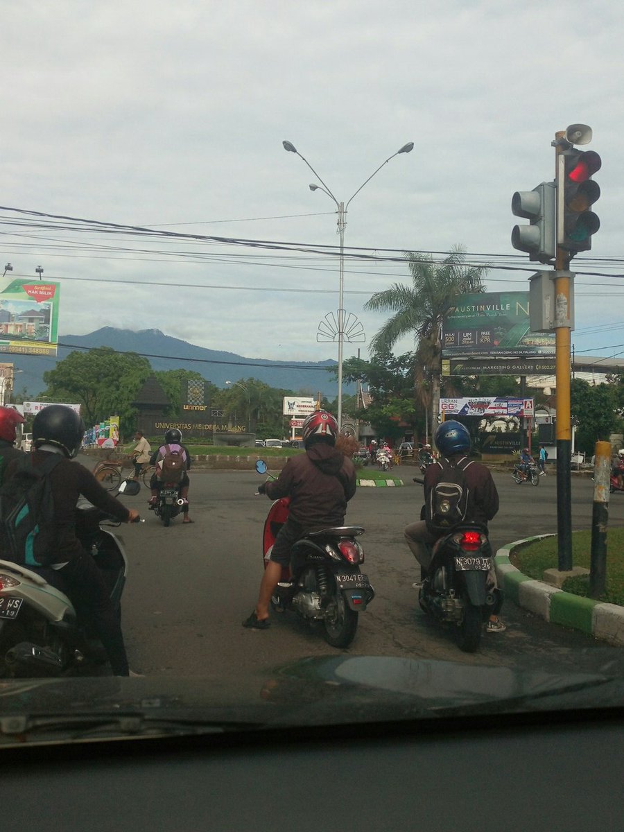 sam_satrio's tweet photo. @e100ss Stopan Dieng Plaza - Malang, dari Kawi ke Unmer. Antara Merah dan Hijaunya tidak seimbang, perlu di atur ulang supaya Hijaunya ditambah detik. + pemotor yg tidak sabaran https://t.co/pNeXoXxdXb