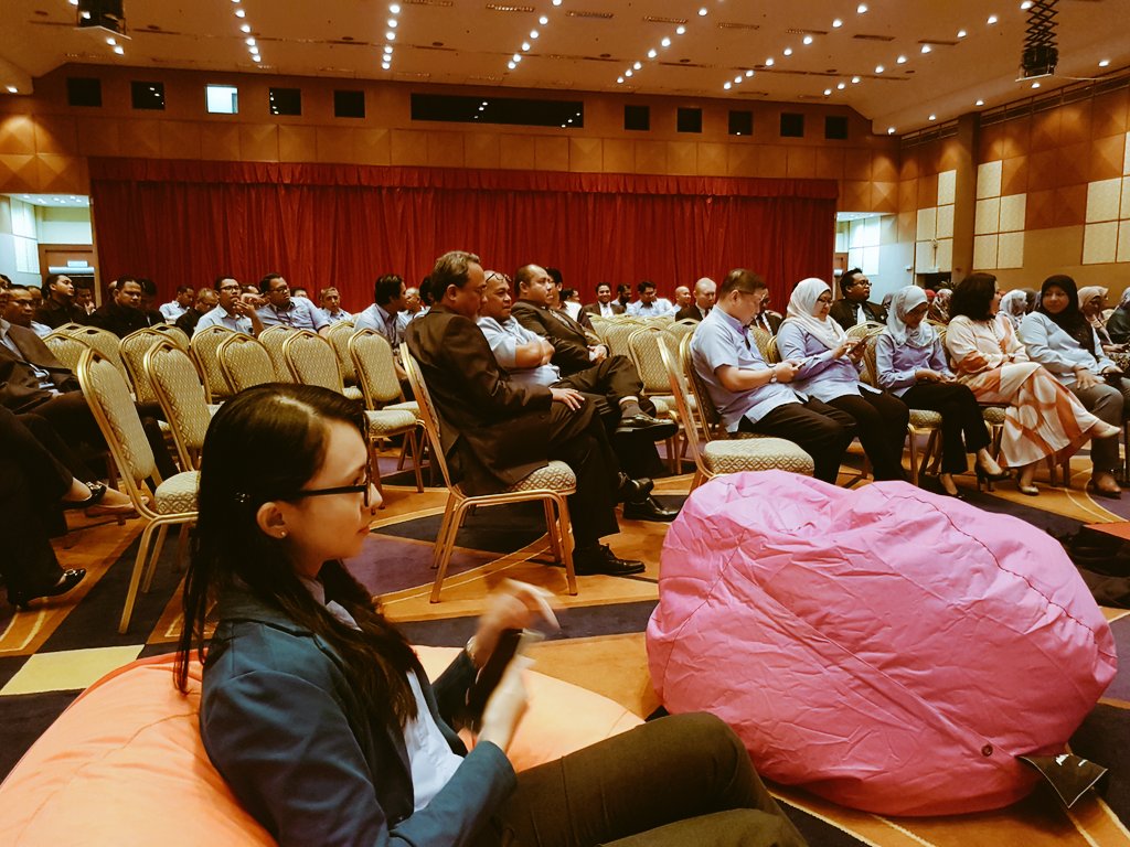 matrade's tweet photo. Setiap bulan warga MATRADE atau MATRADERs akan berkumpul di perhimpunan bulanan kami. Acara ini bkn sahaja merapatkan hubungan malah dpt memberi peluang untuk merefleksi hasil tugasan dlm mempromosikan perdagangan #MATRADEAssembly #WeAreMATRADERs @MITIMalaysia https://t.co/YAeRtJHORV