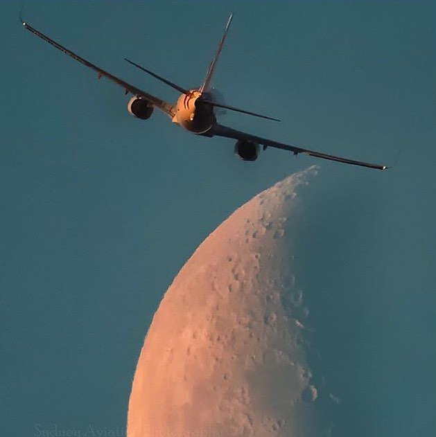 Fly_aircraft_'s tweet photo. "Fly me to the Moon" 🌕
#avfan #avgeek #avnerd #avporn #avlover #aircraft #aviation #aviationfan #aviationgeek #aviationnerd #aviationporn #aviationdaily #aviationphoto #flyaircraft https://t.co/CfhUtv08dD
