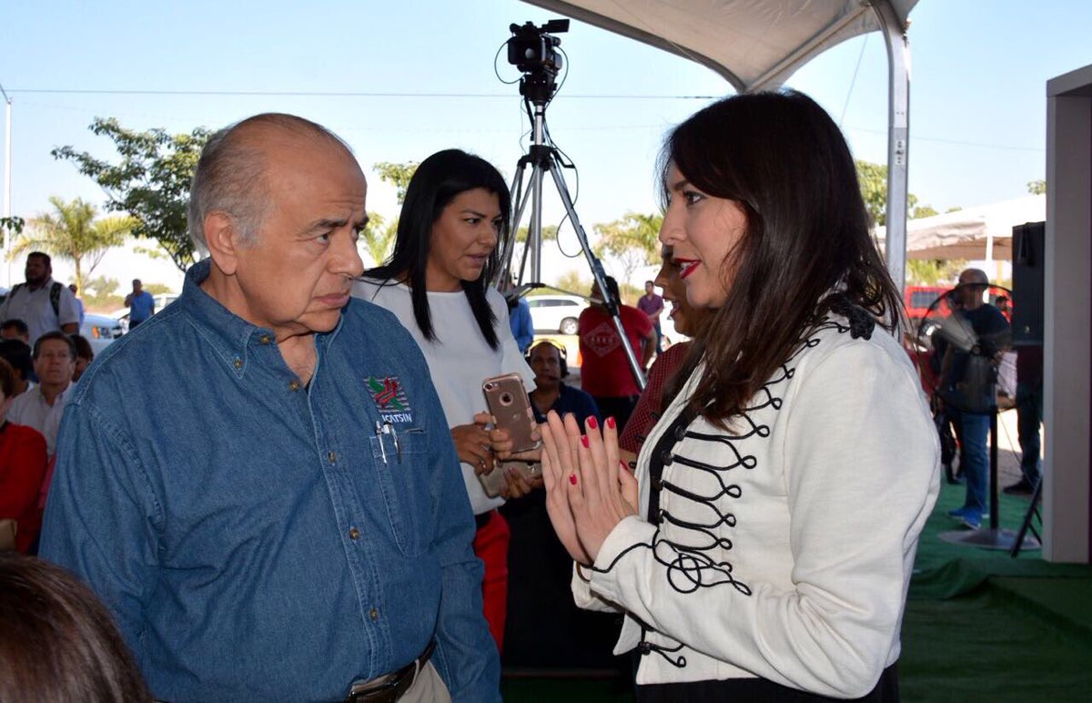 MaruMedina_'s tweet photo. Una vez más el gobierno de @QuirinoOC demuestra su compromiso y sensibilidad. Hoy se colocó la primera piedra del Centro de Autismo, Ceguera y Debilidad Visual. ¡Felicidades Sra. Rosy y a todo el gran equipo de #DIFSinaloa! https://t.co/cwY3vxQxaK