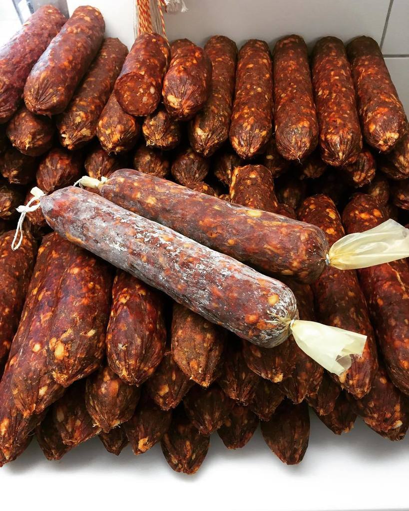 PirineusBR's tweet photo. Ho Ho Ho! Natal chegando e nossos Chorizos Cantimpalos saindo da maturação no secadero para serem embalados...
Preparando tudo para as festas de final de ano!
#natal2017 #charcutaria #charcuterie #embutidosespanhóis #chorizo #cantimpalos #pepperone #xarc… https://t.co/E53YL3ElQ2 https://t.co/7XRK27hTiD