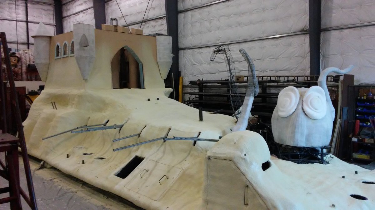 jonatimdb's tweet photo. Our float now unwrapped and ready to paint. #roseprep @brosefloat @RoseParade https://t.co/divZNq5Tyt