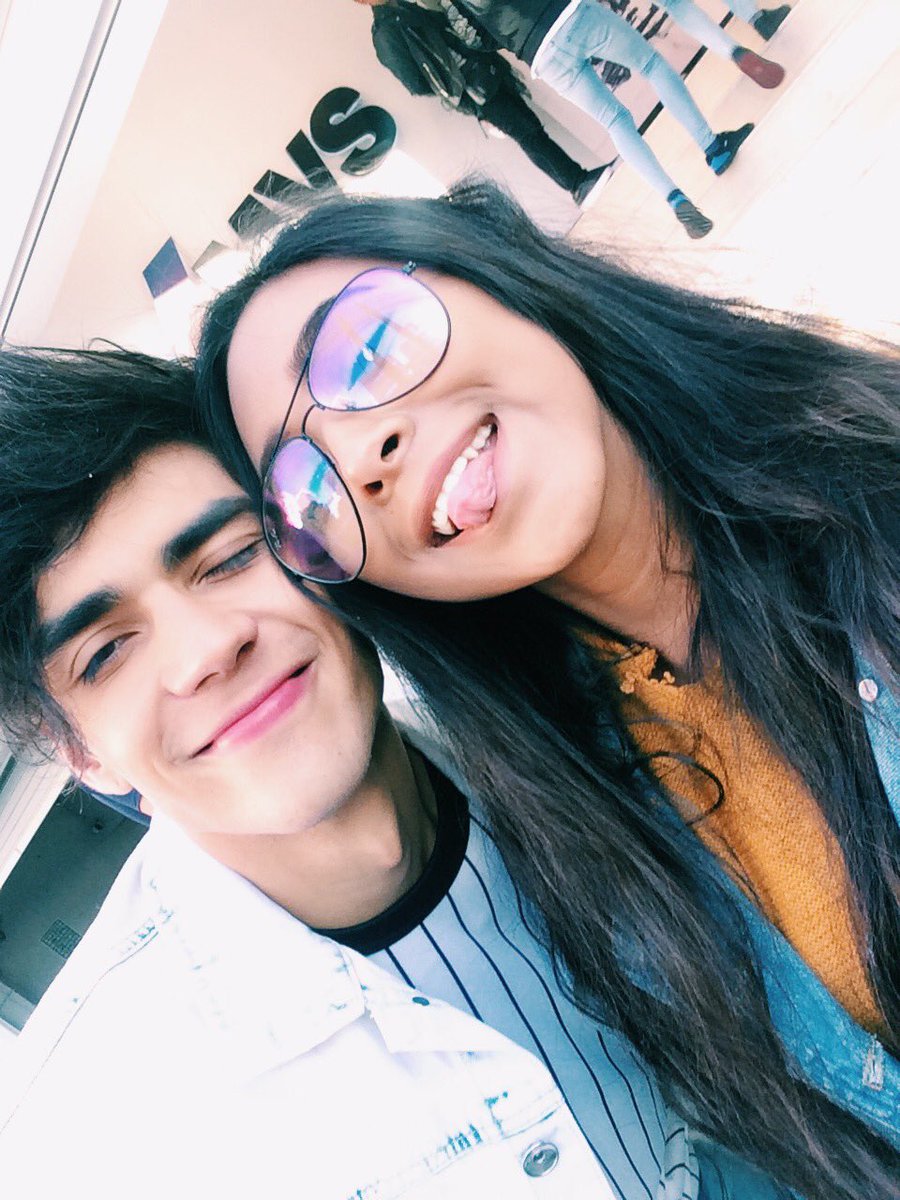 paaolaand's tweet photo. Ocuparé este tiempo mientras llego a mi casa para decirles que en serio soy  fan de estas fotos, jajajaja. https://t.co/69XlHhwZVL