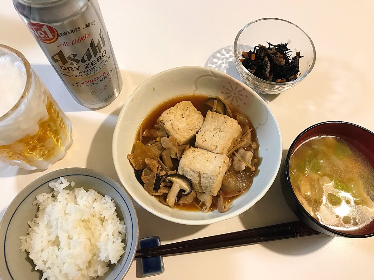いとうまりこ Pa Twitter 昨日の夕ご飯 肉豆腐 ひじきの煮物 白菜と油揚げのみそ汁 お豆腐屋さんで買った木綿豆腐 を使って作りました お豆腐屋さんのはやっぱり美味しいな 豆腐 豚バラ肉を醤油 砂糖 酒 みりん 水 本だしで煮ただけ 簡単なのに美味し