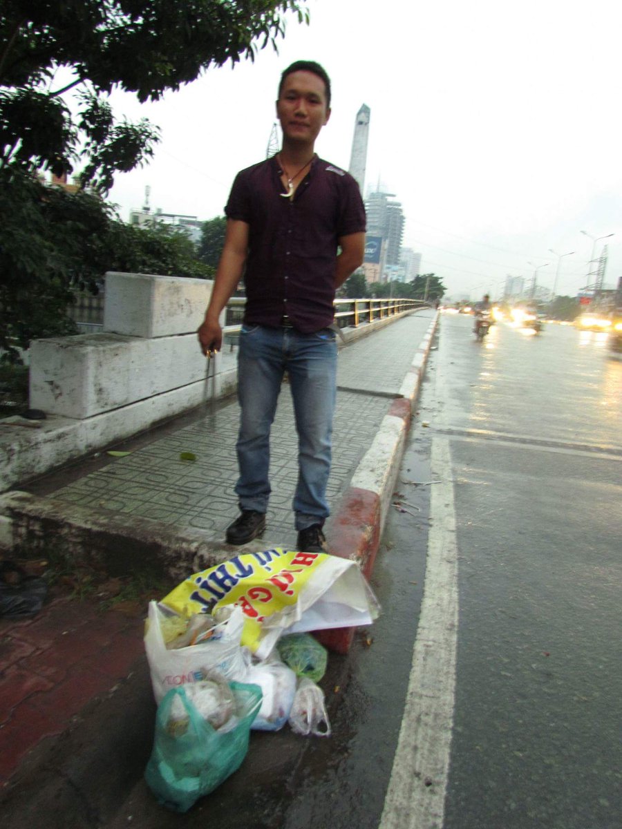 colorfulthuy's tweet photo. 🌍🌍🌍🌍🌍🌍🐾🐾🐾🐾🐾🐾🐾🐾🐾🐾🐾🐾
Hello New Day,
Clean Up 29-11-2017, Dien Bien Phu Bridge 2, Sai Gon
#greenambassador
#bookambassadors
#Minifreebooktree
#greenambassadorfeelingslibrary https://t.co/6Cm8LAOpmh