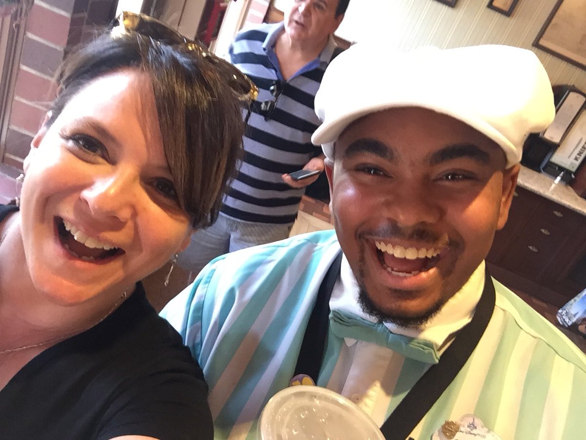 Chris from Main St Bkry! Made sure I didn’t miss seeing my daughter marching in parade. Thx Chris!! #CastCompliment <a href="/WDWToday/">Walt Disney World Today</a>