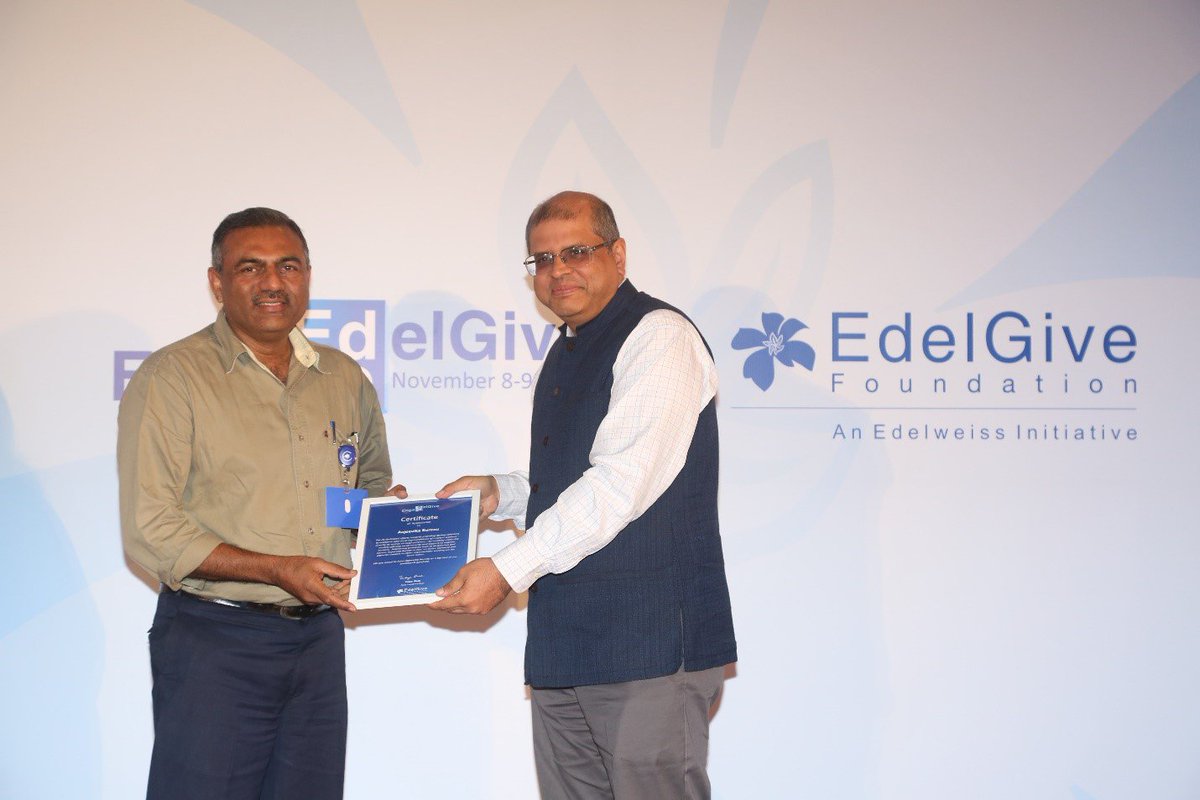 EdelGive's tweet photo. Amit Chandra gives Certificate of Appreciation to Ajeevika Bureau for its dedicated efforts towards providing lasting solutions to economic and socio-legal problems of migrant workers by creating replicable models offering social security and support to migrant workers.#EDGE2017 https://t.co/EsqNM15GhG